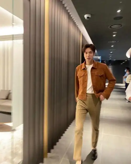 33岁李敏镐晒照麂皮外套搭烟管裤帅气抿嘴撒娇和金高银同款帽引热议