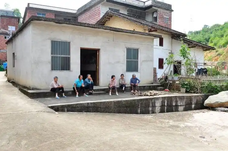 正在聊天的大妈们