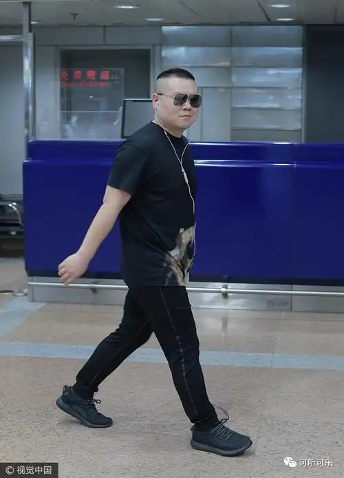 岳云鹏现身机场玩反拍一身黑衣霸气十足