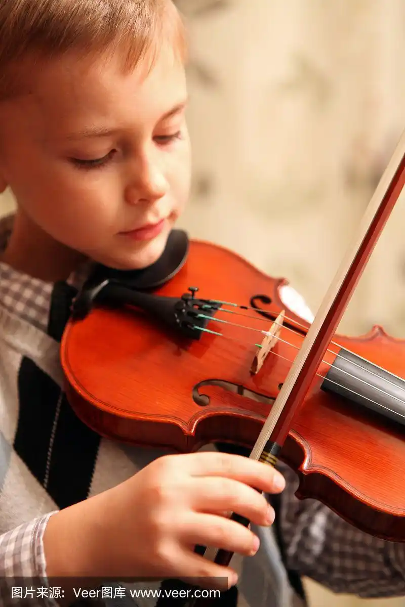 拉小提琴的男孩