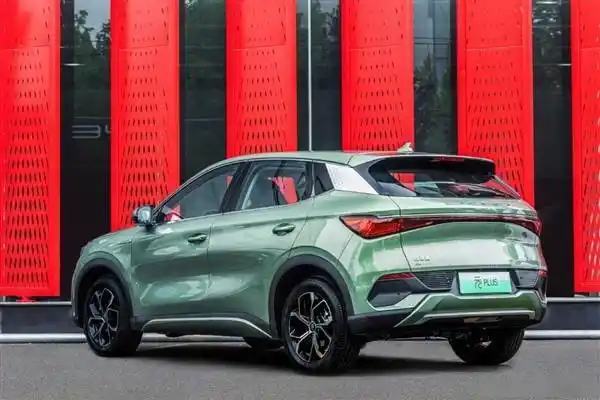 e平台30首款suv比亚迪元plus探险绿到店配色够清新