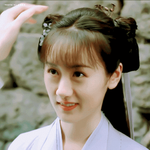 尤其是女主袁冰妍,自然派演技,灵动的眼神戏,都能见几分杨紫的影子.