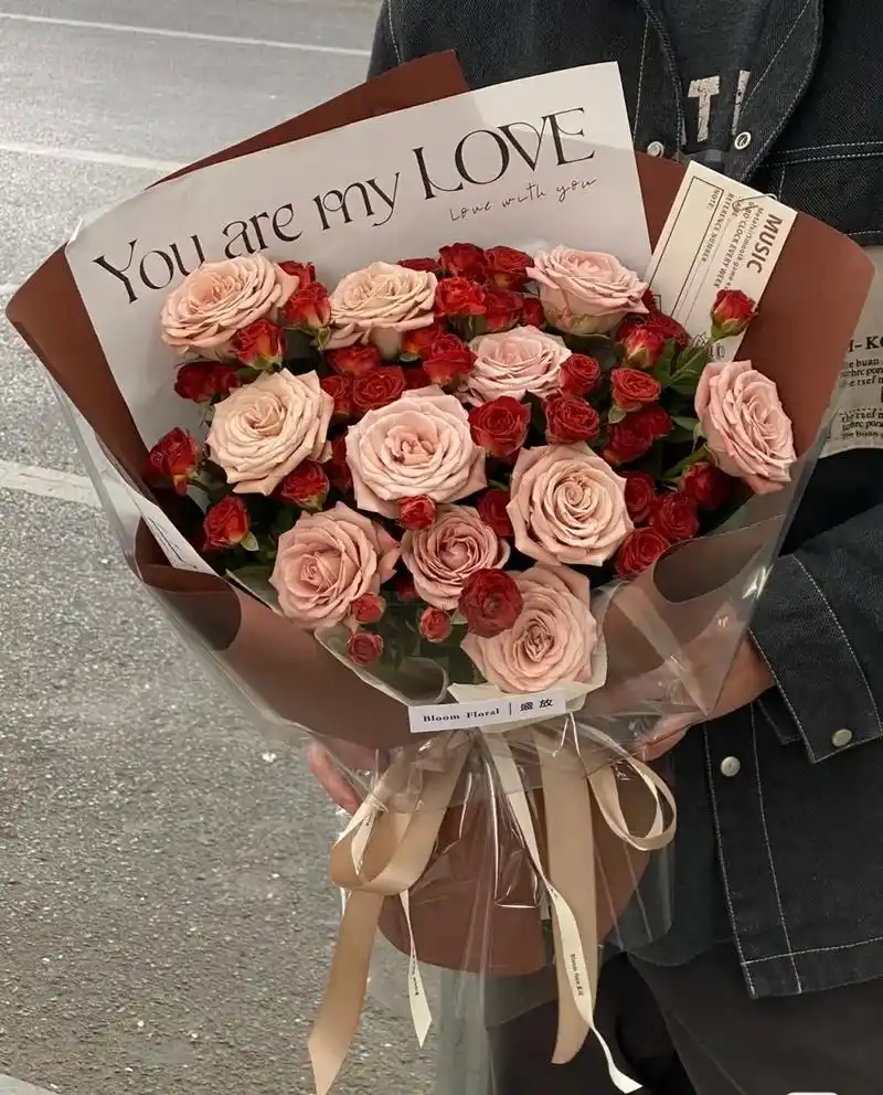 复古卡布奇诺➕巧克力泡泡玫瑰花束.会有一束光的出现,照亮你的 -