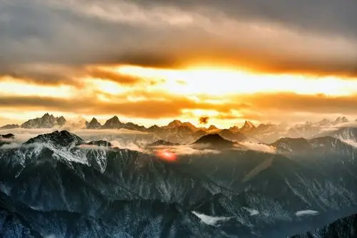 摄影 达瓦更扎的诱惑 摄影:天书 写美篇   雪山日出,比平地来得迟.