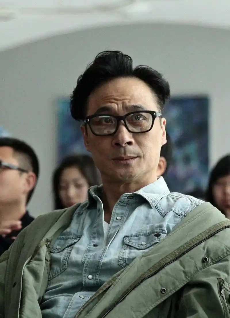 吴镇宇与妻子恩爱数十年不嫌腻,现48岁老婆美若少女