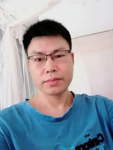 困惑而无奈的中年男人