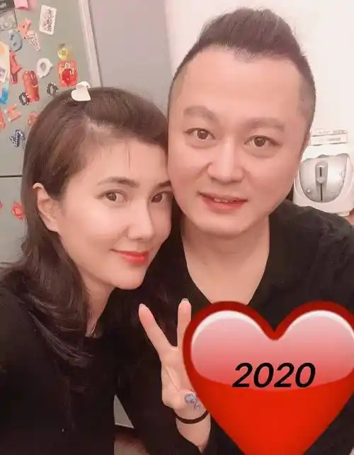 边潇潇晒夫妻合照庆结婚10周年!