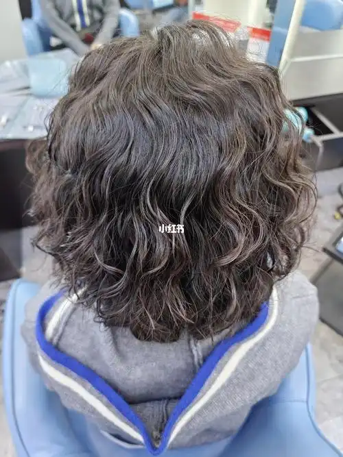 一年一次羊毛卷短发也可以这么洋气