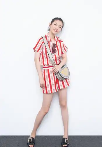 张雨剑一家三口度假被偶遇,吴倩光脚穿短裤提前过夏,身材恢复好