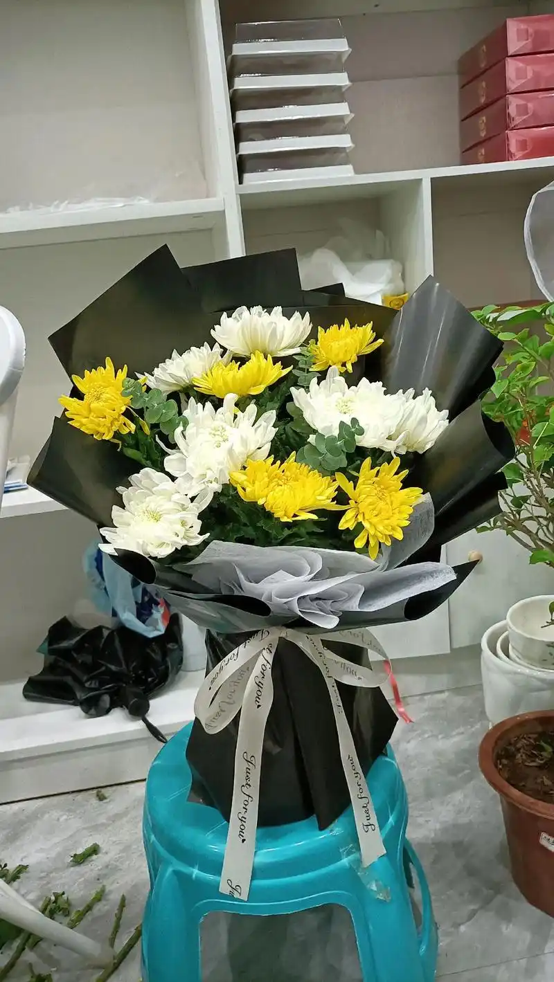 今日客订黄白菊祭奠花束 以花寄相思,爱无止息,怀念悼念,是菊 - 抖音