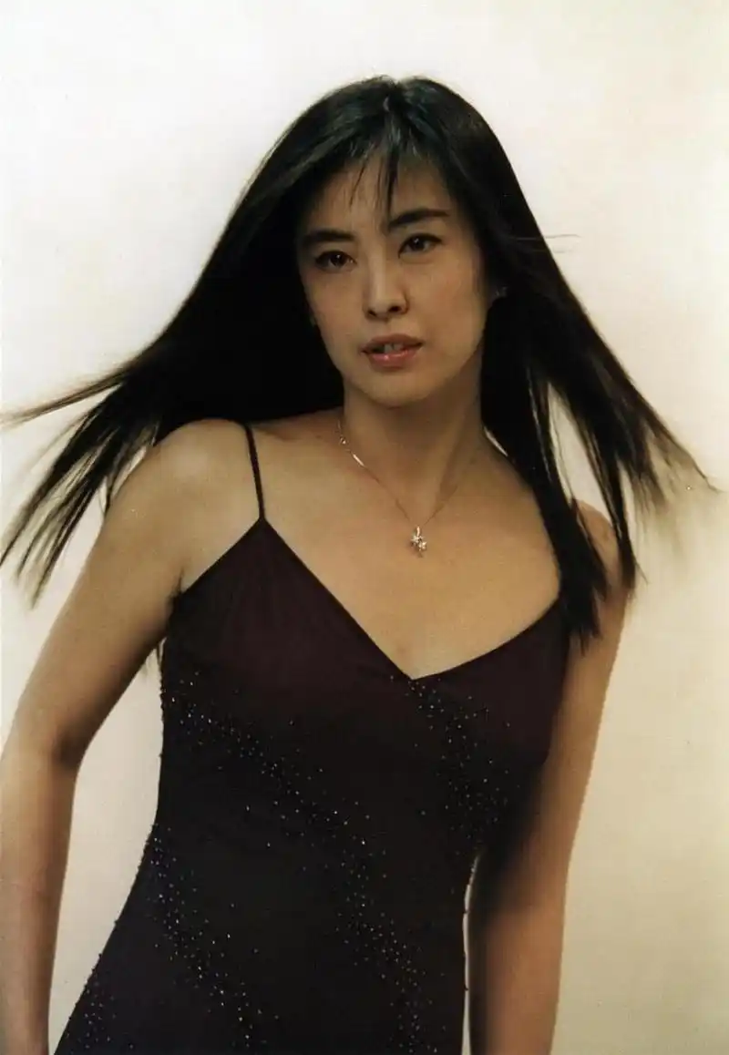 有人夸王祖贤眼睛很漂亮有神.双眼皮超美.