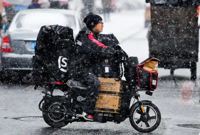 双十一遇寒潮,请给"雪中送炭"的快递小哥多一些宽容!