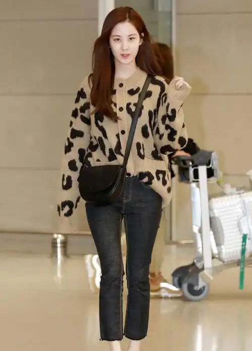 徐贤现身机场,针织衫 牛仔裤的造型好低调,却是越简单越好看!