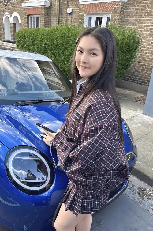 王诗龄回国穿近4万套装,发夹3000多,手机壳超500,却被吐槽老气