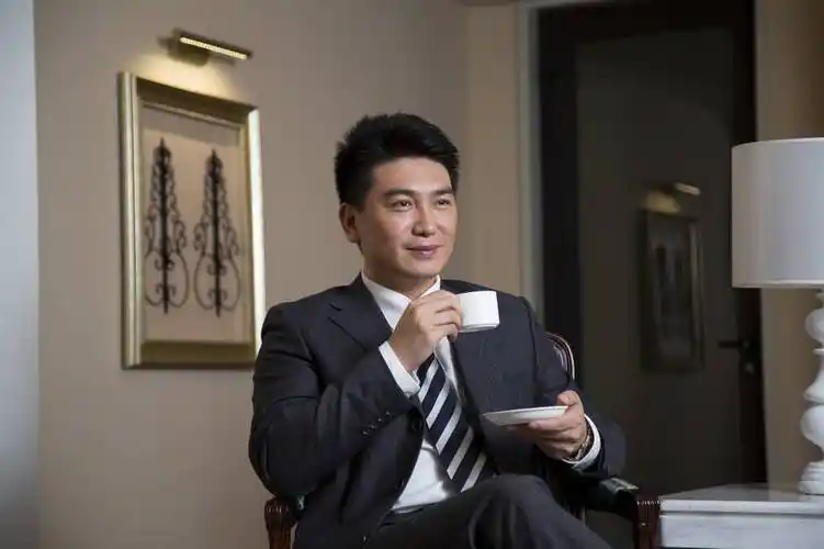 中年男人在书房