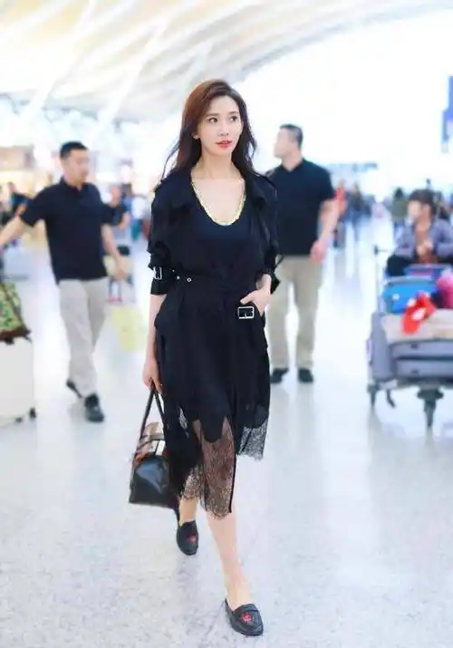 原创45岁林志玲婚后圆润了?穿粉红露肩长裙优雅甜美,手臂暴露了年龄