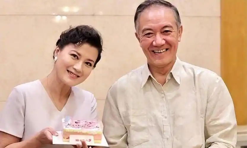 65岁李幼斌与51岁妻子再度同台,李幼斌头发稀疏像爷爷了_史兰芽_夫妻