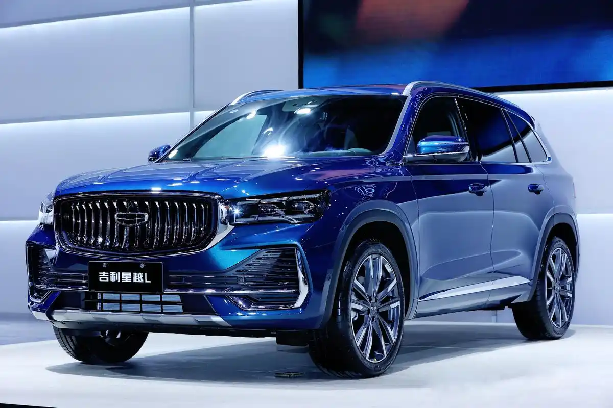 外观方面,星越l采用了直瀑式进气格栅,加上边缘的进气格栅,非常醒目