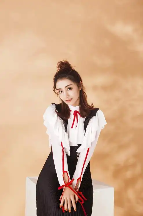 p data-id="gnsso555j6">麦迪娜(madina),原名买地娜·买买提,1987年