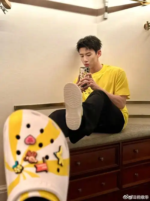 白敬亭对镜自拍四宫格##白敬亭全黑ootd