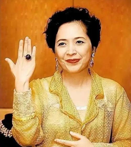 当年,刘銮雄的创业路上,得到了宝咏琴的大力支持.