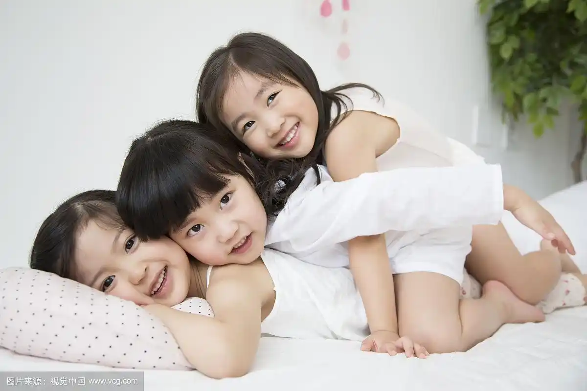 穿着睡衣的小女孩在床上玩耍