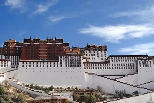 布达拉宫:西藏第一景点,规模巨大的宫堡建筑