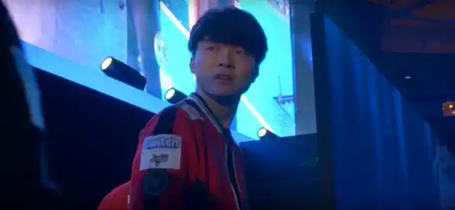 继s7失落回眸之后,faker采访时动作让人心疼_比赛