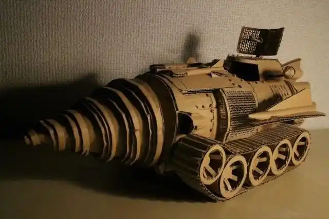 岛国妹子堪称手工大神 旧纸盒裁出3d兵器模型