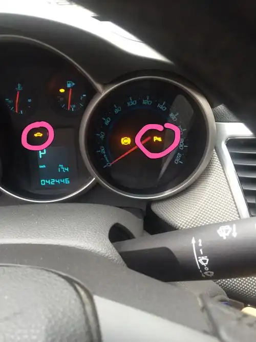 2013款科鲁兹,这两个灯是什么意思?麻烦各位!