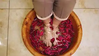 4k女生木桶洗脚泡脚足浴养生实拍