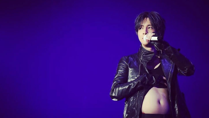 有一种"腹肌"叫薛之谦,演唱会掀衣秀身材,粉丝都笑出猪叫了