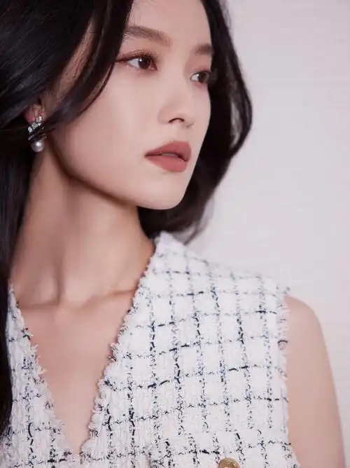 倪妮腊八分享一组简约写真,小香风格子短裙展现时尚魅力_照片_气质