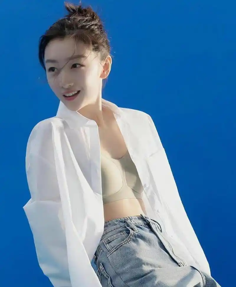 周冬雨的身材一般,几乎瘦到了极限.