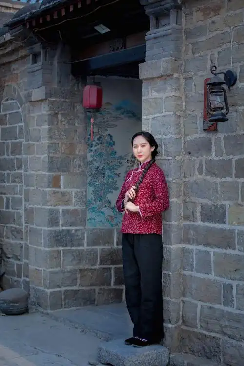 村里有个姑娘叫小芳