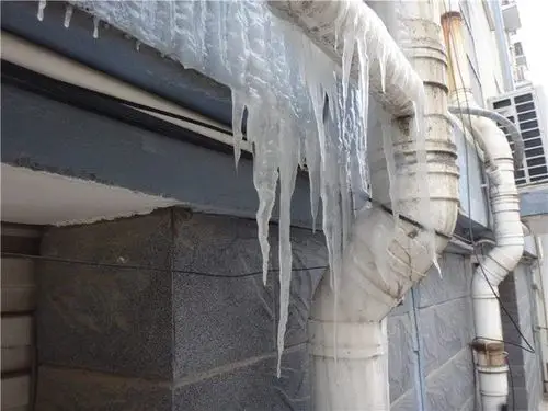 江苏连云港:楼层水管冻裂遇低温 居民楼现冰凌景观