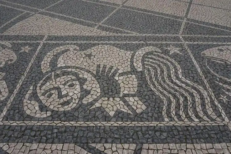 广场四周地面的石材马赛克镶拼图案.