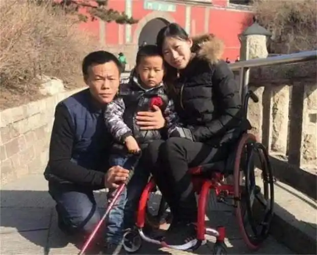 2010年,山东女孩为和男友私奔翻墙摔成瘫痪,后来,男友待她如何|结婚