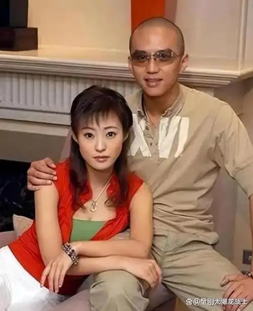 并且经常面对媒体合体秀恩爱,甚至还在各自的身体上纹了的情侣纹身