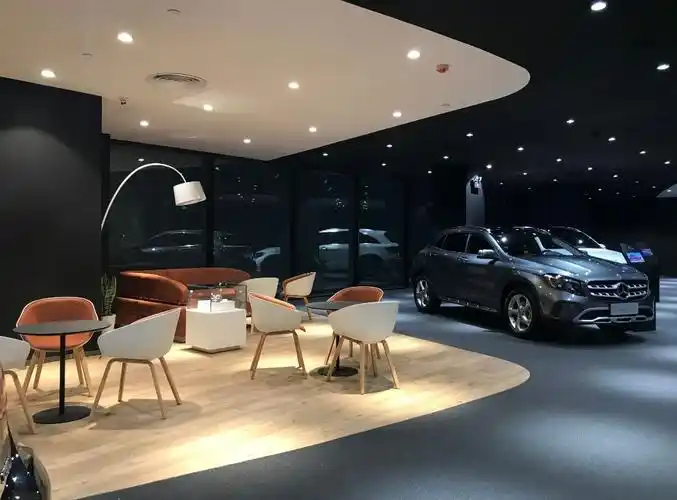 坐上时光机遇见未来体验一趟10年后的奔驰4s店售前岗仅3人