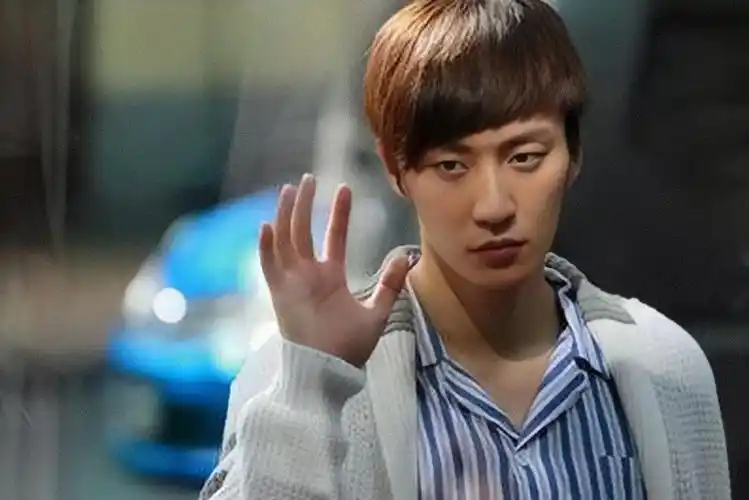 乔任梁个人资料简介(著名演员乔任梁,去世6年后,女友争夺遗产,母亲的