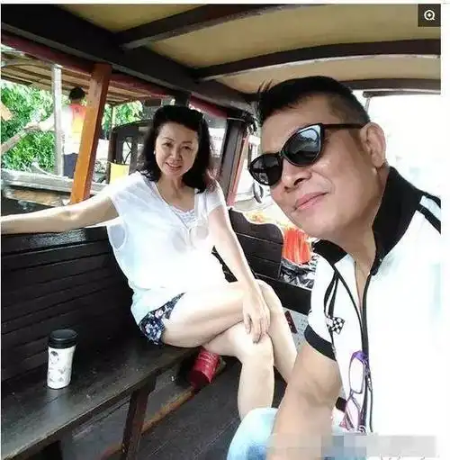 出道36年演坏人成名却娶香港小姐为妻51岁沦落到酒吧驻唱