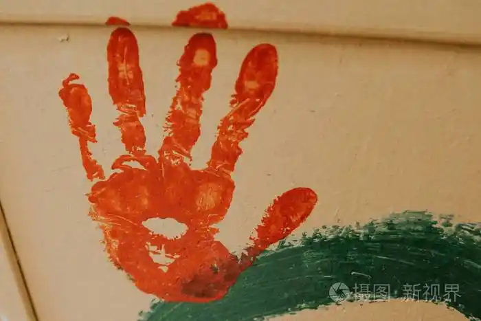 有手印的彩绘墙