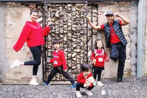 小泡芙兄妹三人一起做功课,玩黏土,房子好大好温馨!