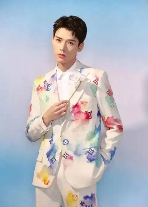 龚俊四个月三组不同风格时尚大片,可酷可真可暖,你喜欢的他都有_眼神