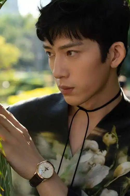 井柏然芭莎慈善夜大片生机盎然绿树花影间展精致侧颜帅气能打