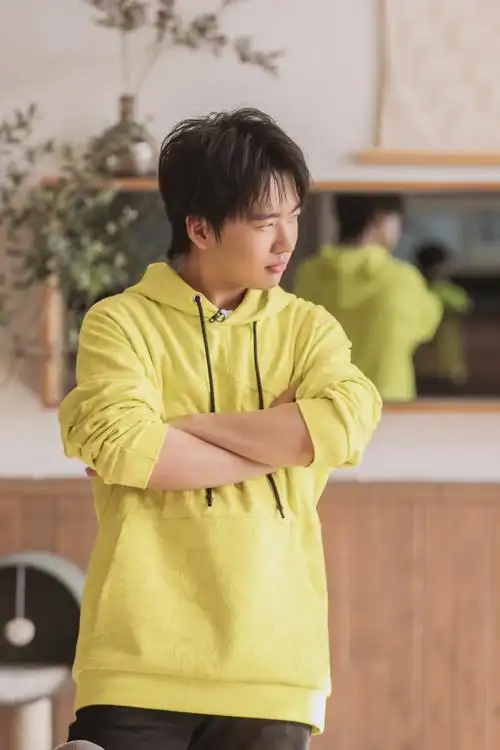 《朋友请听好》郭麒麟宠溺撸猫超有爱 配音《甄嬛传》大秀台词功底