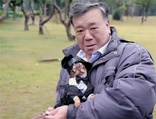 张一山的"爸爸",出演过《老炮儿》,今58岁坐奔驰,面容沧桑!