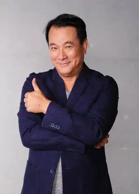 值得一提的是,出演男主角的演员是香港著名影星李修贤.