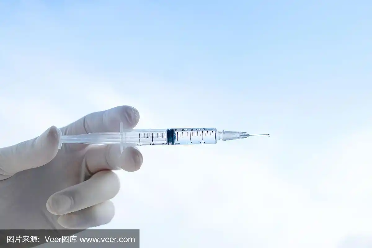 他拿着针管注射预防疾病的疫苗.